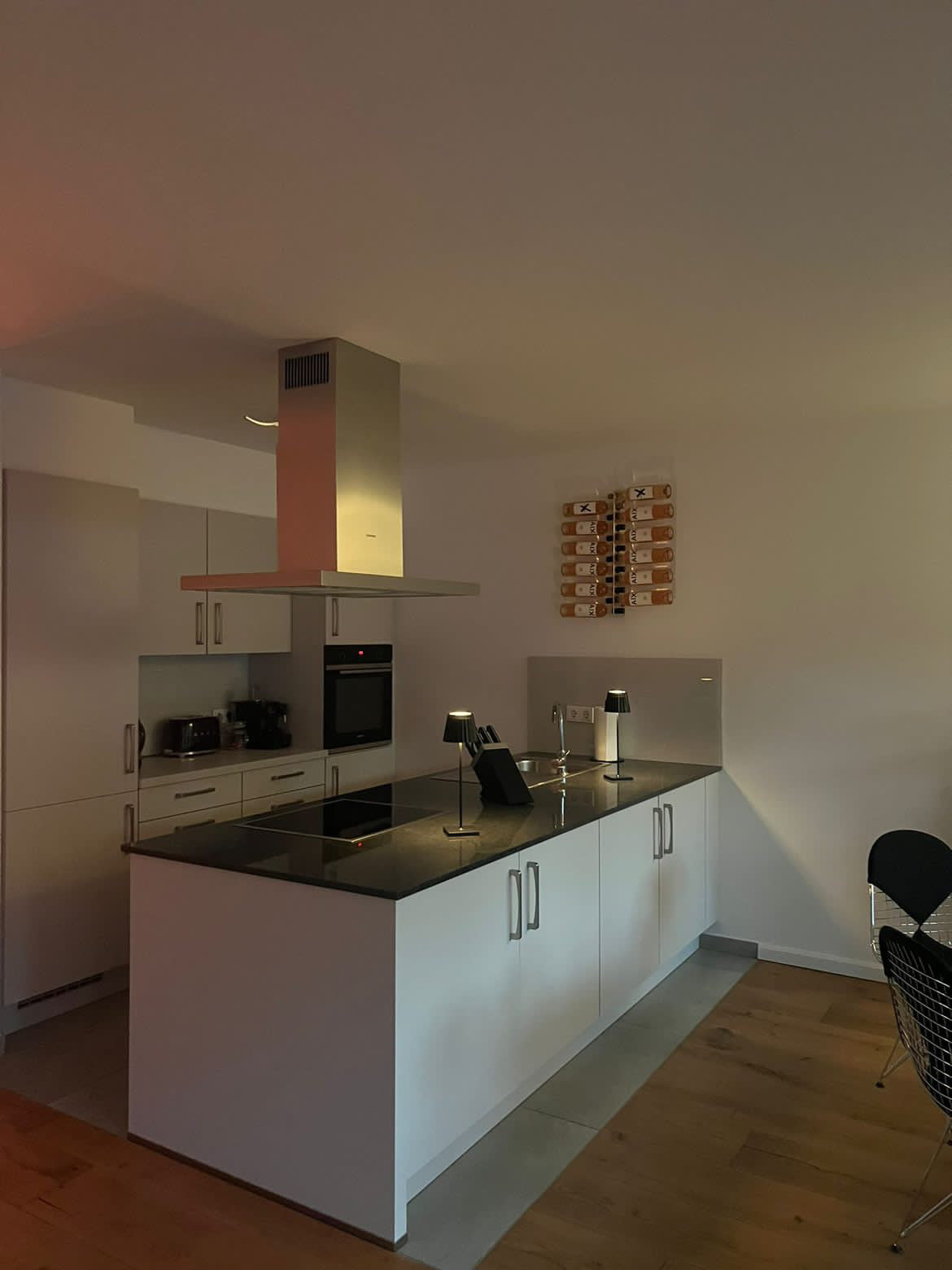 hængbar 012 Metall Weinregal aus Edelstahl für die Wand zur Waagerechten Lagerung von 12 Flaschen - made in Hamburg